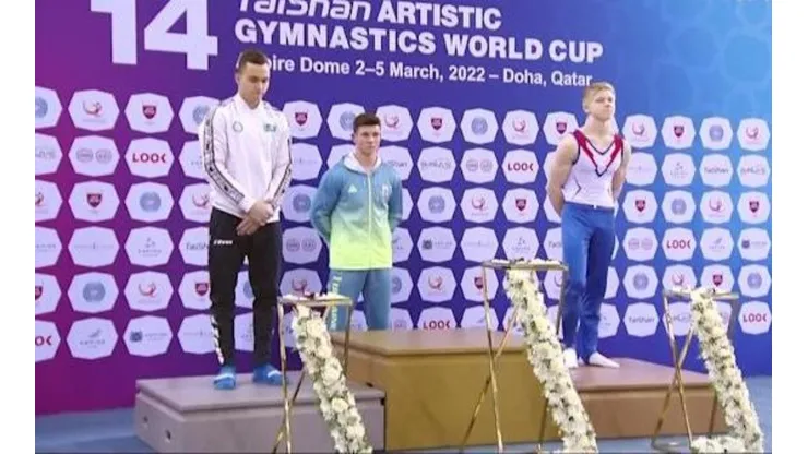 Foto divulgação Euronews - Ginasta no pódio para receber sua medalha