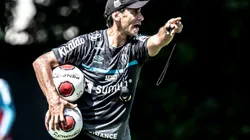 Fabián Bustos comandando treino no Santos (Foto: Twitter oficial do Santos)