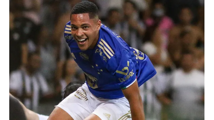 Fernando Moreno/AGIF. Vitor Roque celebra gol marcado, mas questiona a arbitragem em clássico.