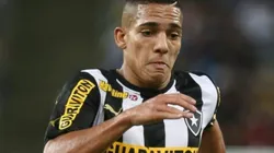 Foto/Divulgação. Após preço alto cobrado pelo Benfica, Botafogo recua na contratação do lateral Gilberto.