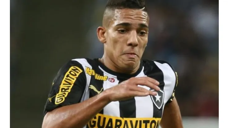Foto/Divulgação. Após preço alto cobrado pelo Benfica, Botafogo recua na contratação do lateral Gilberto.