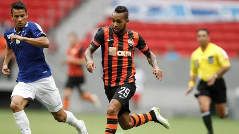 Foto: Adalberto Marques/AGIF | Alex Teixeira em ação pelo Shaktar Donetsk, enfrentando o Cruzeiro pelo torneio Granada Cup, em 2014, no estádio Mané Garrincha.