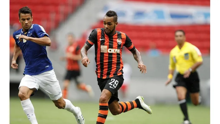 Foto: Adalberto Marques/AGIF | Alex Teixeira em ação pelo Shaktar Donetsk, enfrentando o Cruzeiro pelo torneio Granada Cup, em 2014, no estádio Mané Garrincha.