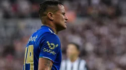 Foto: (Flickr Oficial Cruzeiro/Gustavo Aleixo/Cruzeiro) - Edu deu um susto na torcida do Cruzeiro após deixar o clássico de ambulância