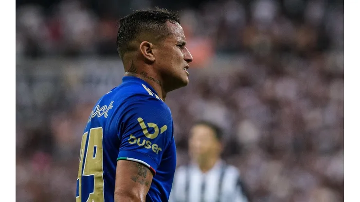 Foto: (Flickr Oficial Cruzeiro/Gustavo Aleixo/Cruzeiro) - Edu deu um susto na torcida do Cruzeiro após deixar o clássico de ambulância
