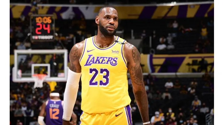 Adam Pantozzi/NBAE via Getty Images - LeBron em quadra pelos Lakers