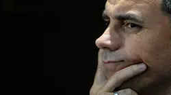 - O dirigente está analisando a situação do jogador