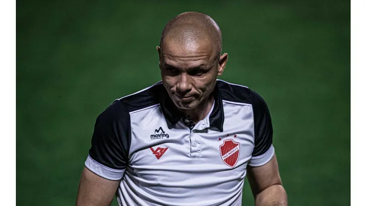 Foto: (Heber Gomes/AGIF) - Higo Magalhães dará uma chance ao zagueiro reserva do Vila Nova: Ricardo Lima