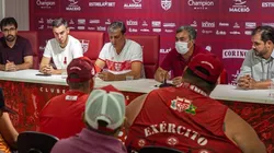 Foto: (Twitter Oficial CRB/@franciscocedrimfotografia/Divulgação) - Representantes das torcidas organizadas regatianas se reuniram com membros importantes do CRB nesta sexta (4)