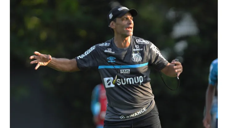 Pedro Ernesto Guerra Azevedo/Santos - Bustos aprova chegada de Maicon no Santos