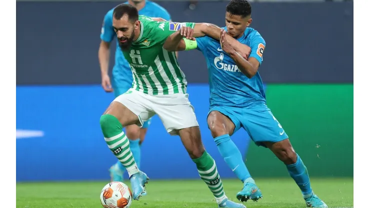 Foto: Anatoliy Medved/Icon Sportswire via Getty Images - Douglas Santos (à dir) defende atualmente o Zenit, da Rússia