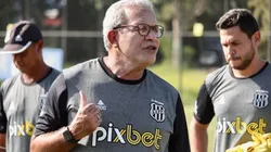 Diego Almeida/Ponte Press. Recém-chegado no clube, Hélio dos Anjos tem bastante trabalho para entrosar a equipe.