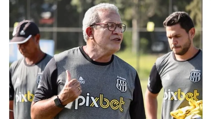 Diego Almeida/Ponte Press. Recém-chegado no clube, Hélio dos Anjos tem bastante trabalho para entrosar a equipe.