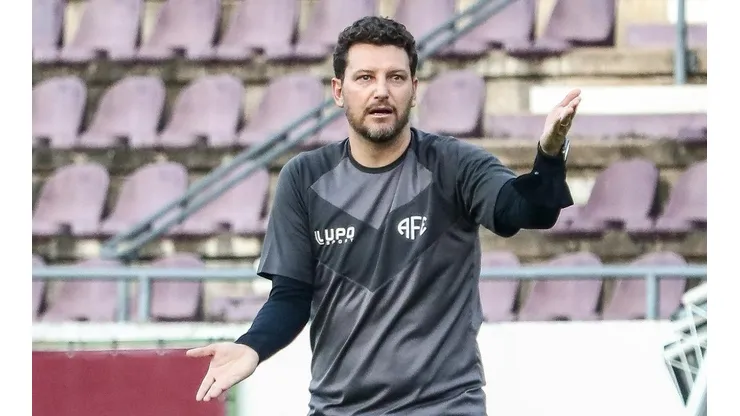Foto: (Flickr Oficial Ferroviária/Tiago Pavini/Ferroviária SA) - Elano Blumer criticou a arbitragem do jogo entre Ferroviária e Vasco, nesta quarta (2), válido pela Copa do Brasil