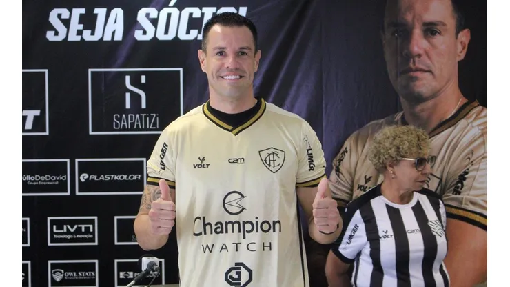 Créditos: Twitter Oficial Figueirense FC/ Figueirensefc - Goleiro em sua apresentação oficial