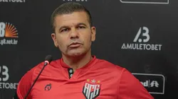 Créditos da foto: Twitter oficial do Atlético Goianiense/ Bruno Corsino-ACG - Treinador pode perder lateral recém-chegado