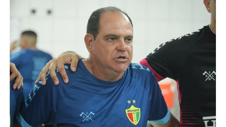 Foto: (Flickr Oficial Brusque/Lucas Gabriel Cardoso/Brusque FC) - Waguinho Dias foi informado que um de seus titulares no Brusque não deve voltar a jogar antes do início da Série B
