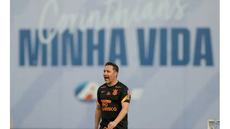 Vitor Pereira comandando treino no Corinthians (Foto: Rodrigo Coca/Ag. Corinthians)
