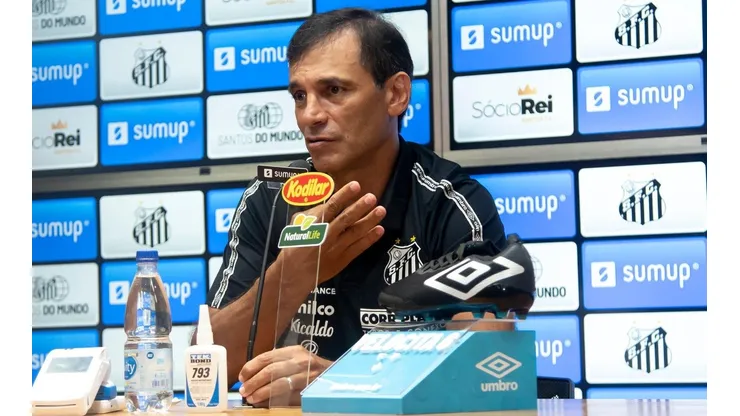 Foto: Ivan Storti/Santos FC | Bustos foi apresentado oficialmente como treinador do Santos