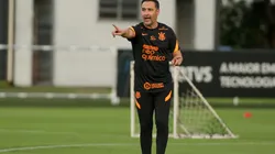 Rodrigo Coca/Ag.Corinthians - Vítor Pereira observa joia da base do Corinthians