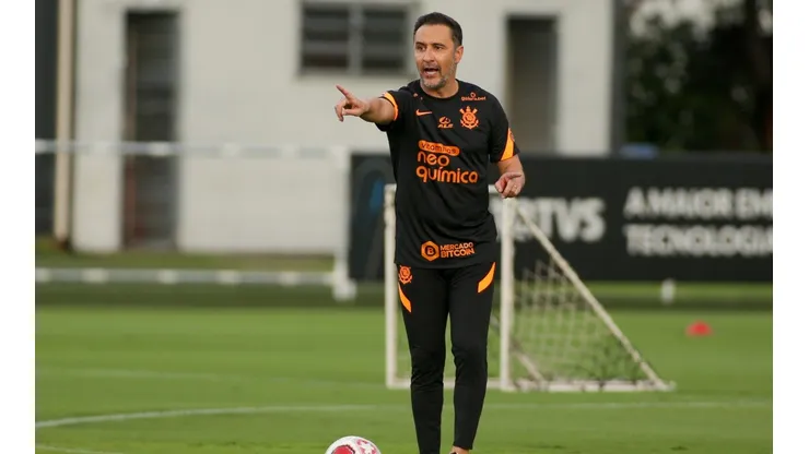 Rodrigo Coca/Ag.Corinthians - Vítor Pereira observa joia da base do Corinthians