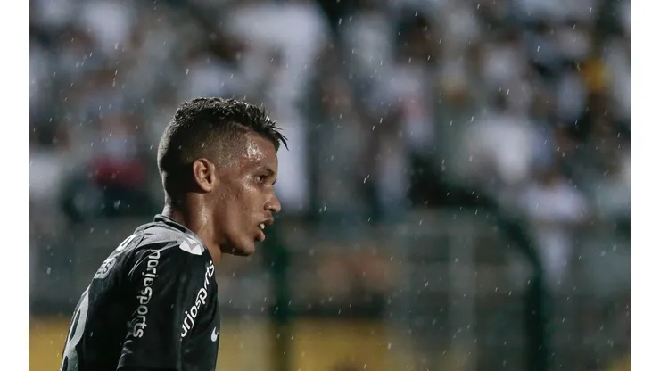Pedrinho em ação com a camisa do Corinthians (Foto: Marcello Zambrana/AGIF)