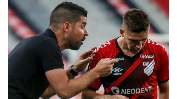 Foto: Gabriel Machado/AGIF | Pupilo de António Oliveira no Athletico é a bola da vez no Botafogo