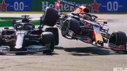 Foto Divulgação Netflix - Imagem de acidente entre Hamilton e Verstappen