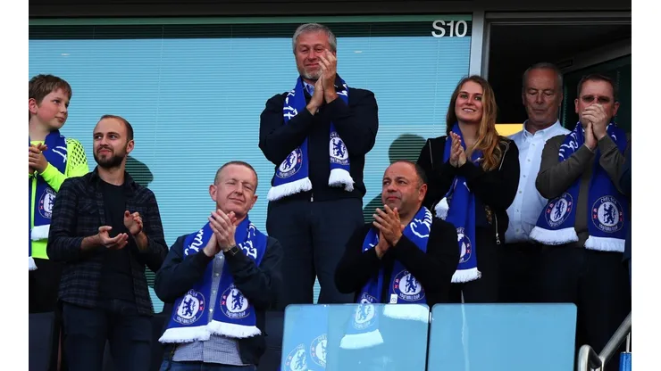 Roman Abramovich deixa o comando do Chelsea, ao menos na teoria, após 19 anos