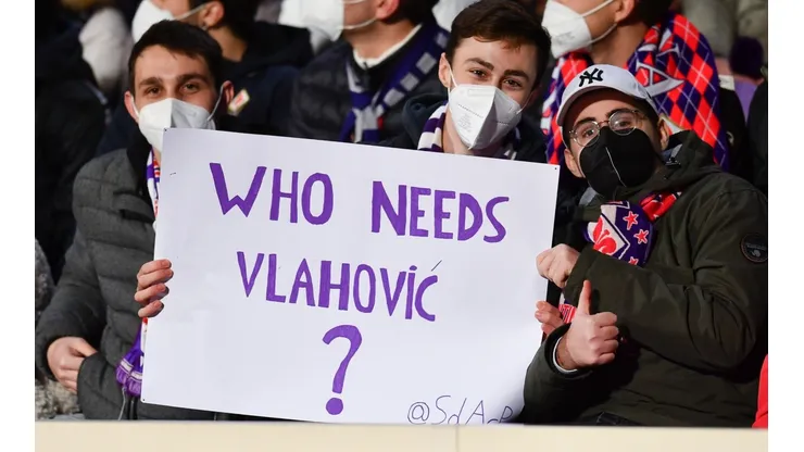 Torcida da Fiorentina desdenha de saída do artilheiro Vlahovic; brasileiro chegou ao clube herdando camisa 9 do artilheiro