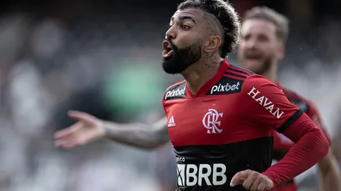 Jorge Rodrigues/AGIF. Gabigol se desentende com a torcida flamenguista em empate contra o Resende pelo Cariocão.