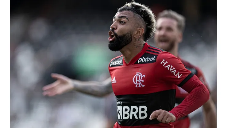Jorge Rodrigues/AGIF. Gabigol se desentende com a torcida flamenguista em empate contra o Resende pelo Cariocão.
