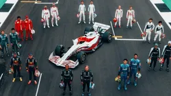 Foto: Reprodução/Getty Images - Pilotos se alinham para lançamento do novo carro