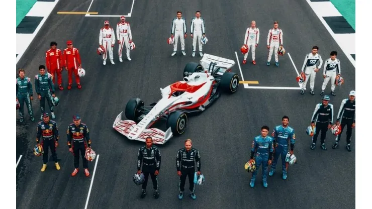 Foto: Reprodução/Getty Images - Pilotos se alinham para lançamento do novo carro