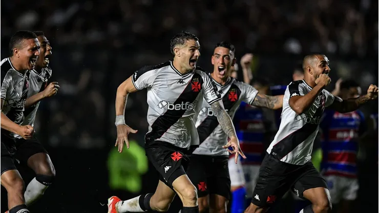 Jogadores do Vasco comemoram classificação diante do Fortaleza. Foto: Thiago Ribeiro/AGIF