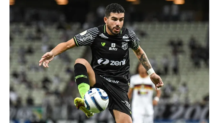 Foto: Kely Pereira/AGIF - Richarson revela como prefere atuar no meio-campo