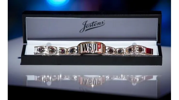Bracelete de campeão mundial da WSOP (Foto: Katerina Lukina/PokerNews)