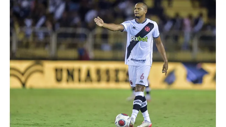 Foto: Thiago Ribeiro/AGIF | Vasco não para em Edimar e busca lateral titular do Goiás