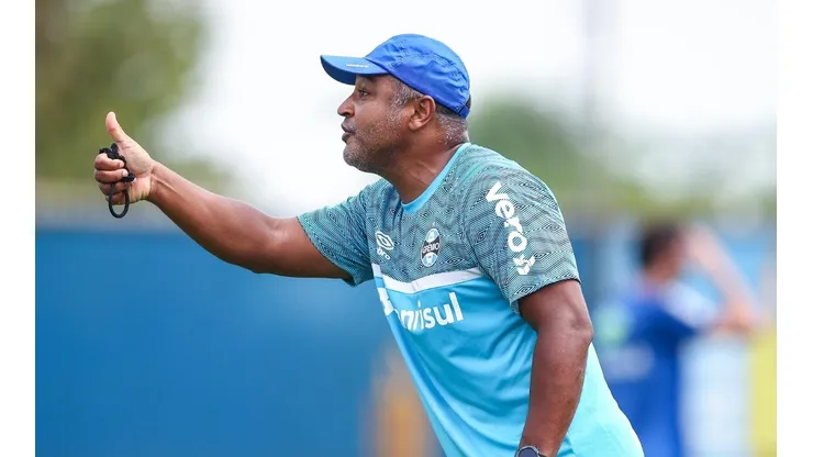Foto: Lucas Uebel/Grêmio/Divulgação - Roger Machado: vem aprovando o desempenho do meio-campista