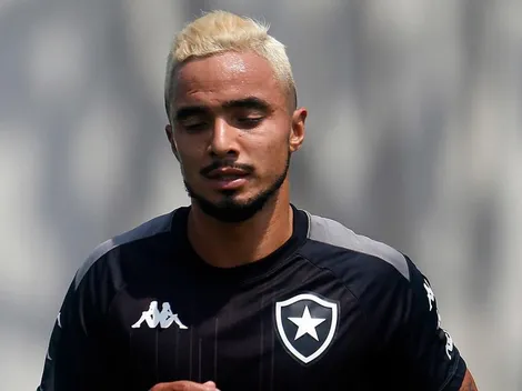 Ira irônica! Pênalti não marcado tira Rafael do sério e lateral alfineta a arbitragem