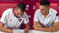Foto: (Twitter Oficial CRB/@CRBoficial/@franciscocedrimfotografia) - Maicon, ao lado de Thiago Paes, assina contrato com o CRB