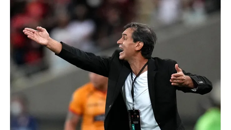 - Fabián Bustos é o novo treinador do Peixe