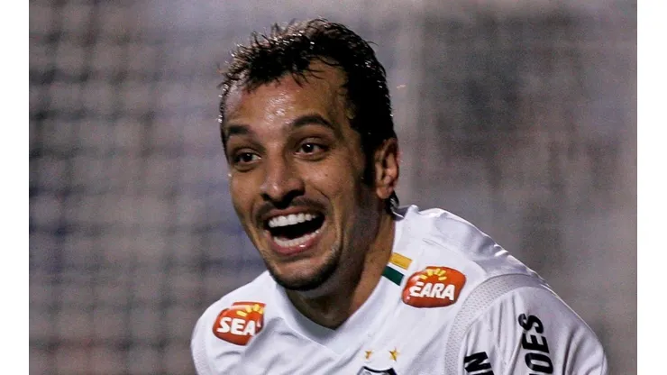 - Edu Dracena é o homem forte do futebol santista