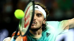 Foto: Getty Images - Stefanos Tsitsipas em ação contra Taylor Fritz.