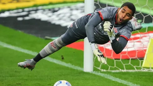 Pedro H. Tesch/AGIF - Lucas Arcanjo atual goleiro titular do Vitória pode ganhar competição pela vaga