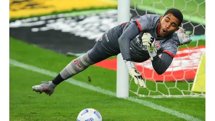 Pedro H. Tesch/AGIF - Lucas Arcanjo atual goleiro titular do Vitória pode ganhar competição pela vaga