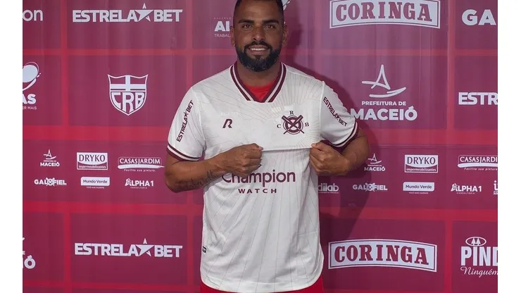 Divulgação/Twitter CRB. Maicon em apresentação ao CRB.