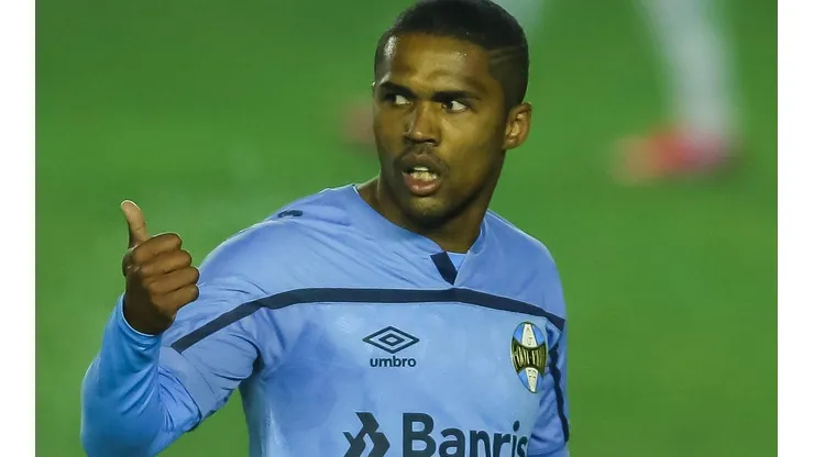 Foto: Pedro H. Tesch/AGIF - Douglas Costa: deixou o Grêmio após o rebaixamento à Série B