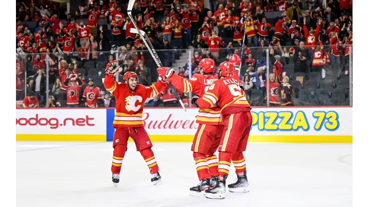 Brett Holmes/Icon Sportswire via Getty Images - Jogadores do Calgary Flames festejando a vitória
