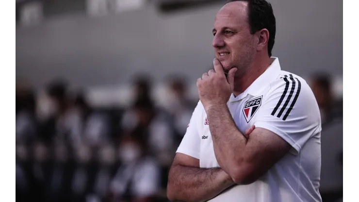 Ettore Chiereguini/AGIF. Rogério expôs a baixa estatura do time como um problema para efetividade de algumas jogadas em campo.